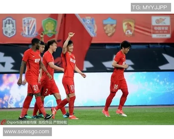 权健与重庆激战在即球票热销引发球迷关注与期待